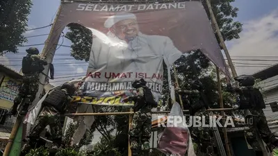 [Ilustrasi] Sejumlah anggota TNI saat menertibkan spanduk Habib Rizieq Shihab di Petamburan, Jakarta. (Foto: Republika/Putra M. Akbar)