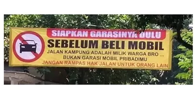 Ilustrasi spanduk berisi sindiran kepada warga yang memiliki mobil tapi tidak punya garasi untuk menyimpannya. (Kompas.com/Instagram)