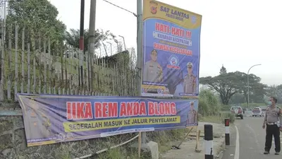 Spanduk rawan kecelakaan dipasang untuk memperingatkan pengendara di Puncak/ Husnul Khatimah