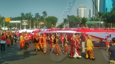 Relawan Jokowi membentangkan bendera Merah Putih sepanjang 200 meter/Ayojakarta.com