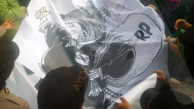Spanduk bergambar tikus berdasi diserahkan mahasiswa ke polisi/Ayojakarta.com