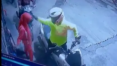 Video seorang pengendara motor menampar petugas perempuan SPBU di Kabupaten Bandung Barat. (dok Youtube)