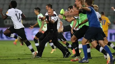 Ekspresi kegembiraan pelatih Spezia dan pemain usai memastikan promosi ke Serie A musim 2020/2021. (dok acspezia.com)