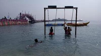 Ayunan air di samping Jembatan Cinta, Pulau Tidung (pulauseribu.jakarta.go.id)