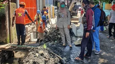 Lurah Koja, Frimelda Novitara mengecek pembangunan saluran air/dok: utara.jakarta.go.id