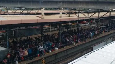 Penumpukan penumpang di Stasiun Tanah Abang, Jakarta Pusat. [Istimewa]