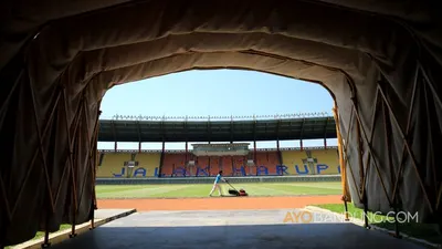 Pekerja melakukan perawatan di Stadion Si Jalak Harupat, Soreang, Kabupaten Bandung, Selasa (30/6/2020). PSSI menunjuk Stadion Si Jalak Harupat sebagai salah satu venue gelaran Piala Dunia U-20 pada 2021. (Ayobandung/Kavin Faza)
