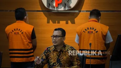 Staf khusus Menteri Edhy Prabowo, Andreau Pribadi Misata berjalan usai konferensi pers terkait penahanan tersangka di Geduung KPK, Jakarta, Kamis (26/11). Staf khusus Menteri Edhy Prabowo, Andreau Pribadai Misata dan pihak swasta Amiril Mukminin menyerahkan diri ke KPK setelah lima tersangka sebelumnya diantaranya Menteri Kelautan dan Perikanan Edhy Prabowo ditahan atas kasus dugaan tindak pidana korupsi ekspor benih lobster. (FOTO : Republika/Thoudy Badai)