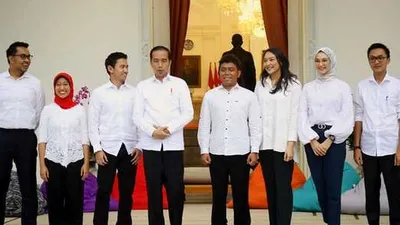 Presiden Joko Widodo (keempat kiri) bersama staf khusus yang baru dari kalangan milenial (kiri ke kanan) CEO Amartha Andi Taufan Garuda Putra, Perumus Gerakan Sabang Merauke Ayu Kartika Dewi, Pendiri Ruang Guru Adamas Belva Syah Devara, Peraih beasiswa kuliah di Oxford Billy Gracia Yosaphat Mambrasar, CEO dan Founder Creativepreneur Putri Indahsari Tanjung, Pendiri Thisable Enterprise Angkie Yudistia dan Mantan Ketua Pergerakan Mahasiswa Islam Indonesia/PMII Aminuddin Ma'ruf ketika diperkenalkan di halaman