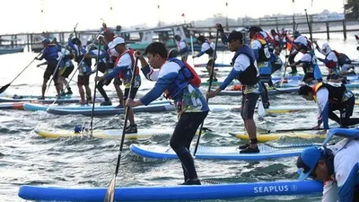 Stand Up Paddle merupakan gabungan dari surfing dan canoeing menggunakan single blade paddle. Olahraga ini termasuk dalam kategori petualangan atau aktivitas wisata yang bisa dilakukan di pantai, laut, dan danau. (Foto: Komunitas SUP ID)