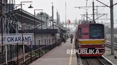 ilustrasi. Kereta KRL Commuter Line tujuan Bekasi-Cikarang melintas di Stasiun Cikarang, Jawa Barat.  Foto: Republika/Mahmud Muhyidin