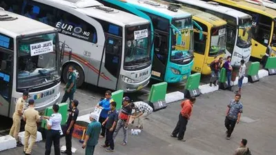 Bus Antar Kota Antar Provinsi menunggu penumpang di Terminal Kampung Rambutan. (JIBI/Nurul Hidayat)
