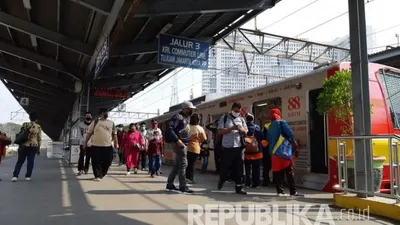 Suasana di Stasiun Bekasi pada penerapan adaptasi kebiasaan baru atau new normal.  Foto: Republika/Idealisa Masyrafina