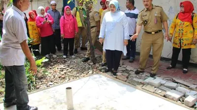 Ketua TP PKK Jakbar Inad Luciawati Rustam bersama Lurah Meruya Utara Zainuddin meninjau pembuatan jamban di lingkungan RW 11 Meruya Utara (barat.jakarta.go.id)