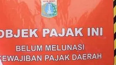 Stiker penunggak pajak. (Beritasatu.com)