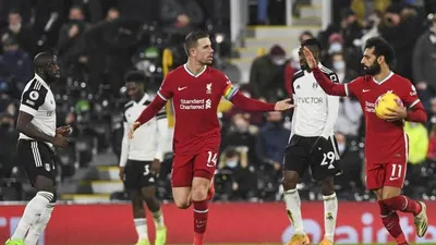 Striker Liverpool, Mohamed Salah (kanan) merayakan gol penyama kedudukan ke gawang Fulham pada laga Liga Inggris di Craven Cottage, Senin (14/12) dini hari WIB. Laga berakhir imbang 1-1.  (Foto: EPA/Neil Hall)