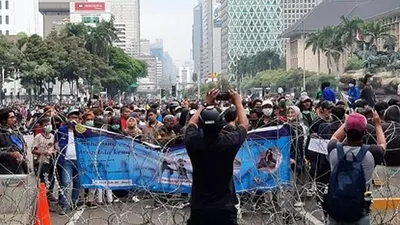 Suasana demonstrasi di sekitar Patung Kuda, Jalan Merdeka Barat, Jakarta Pusat, Selasa (20/10) sore.  Foto: Republika/Febryan A