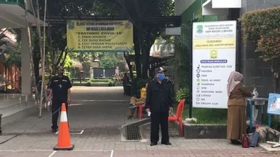 Suasana di SMPN 2 Kota Bekasi di hari pertama kegiatan belajar mengajar. Sekolah ini ditunjuk menjadi salah satu sekolah percontohan dari empat sekolah di Kota Bekasi belajar tatap muka di masa adaptasi kehidupan baru. (Foto: Suara.com/Yacub)