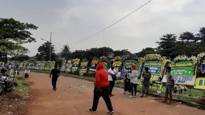 Suasana pemakaman Glenn Fredly di TPU Tanah Kusir, Jakarta Selatan, Kamis (9/4/2020). [Suara.com/Herwanto]