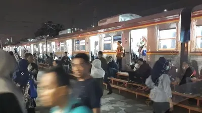 Pasca Tawuran, Stasiun Manggarai Kembali Normal Walau Terjadi Penumpukan Penumpang