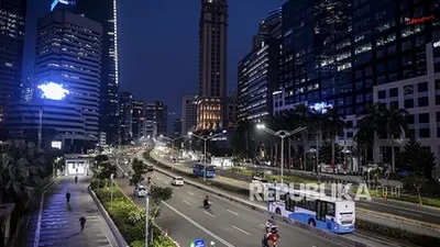 Sejumlah kendaraan melintas diantara gedung-gedung di kawasan Sudirman, Jakarta, Rabu (5/8). (ilustrasi) Foto: Republika/Putra M. Akba