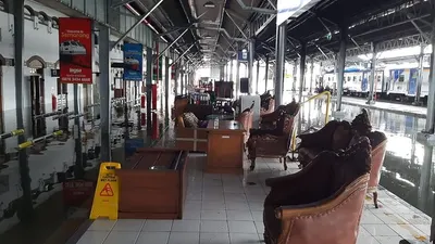 Stasiun Tawang Kota Semarang terendam banjir, Sabtu (6/2/2021). Kota Semarang terendam banjir dari Sabtu hingga Senin ini. (dok)