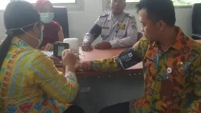 Pemeriksaan kesehatan terhadap petugas Sudinhub Jakbar (barat.jakarta.go.id)