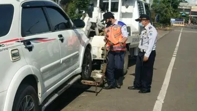 Petugas Sudin Perhubungan Jakarta Utara saat melakukan penderekan kendaraan parkir liar/dok: beritajakarta.id