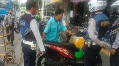 Petugas menertibkan kendaraan yang parkir sembarangan di Trotoar Jalan Roa Malaka, Tambora (barat.jakarta.go.id)