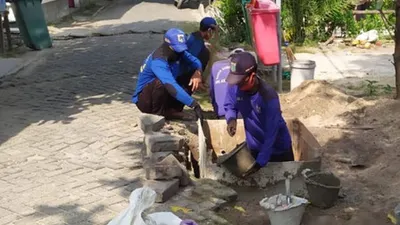 sejumlah petugas sedang mengerjakan pembangunan sumur resapan / beritajakarta.id