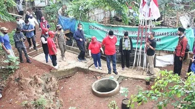 Wakil Wali Kota Bekasi Tri Adhianto Tjahyono melakukan pemasangan papan nama pada tujuh sumur tua di Kranggan, Jatisampurna sebagai tanda cagar budaya milik Kota Bekasi. (Humas Pemkot Bekasi)