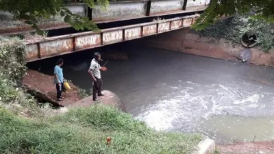Sungai Jaletreng yang melintas di kawasan Taman Kota 2, Kecamatan Setu, Kota Tangerang Selatan tercemar limbah cairan berwarna hitam pekat dan berbau menyengat. Diduga limbah tersebut mengalir dari kawasan industri di sekitar, Sabtu (25/7/2020). (Foto: Republika/Abdurrahman Rabbani)