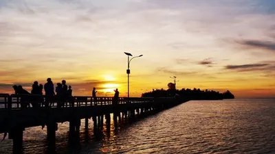 Wisatawan menikmati Matahari tenggelam di Jembatan Cinta Pulau Tidung/pulau-tidung.com