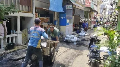 Petugas PSSU melakukan pengurasan saluran akibat mampet banyak sampah dan lumpur di Kelurahan Sunter Agung, Jakarta Utara/dok: utara.jakarta.go.id