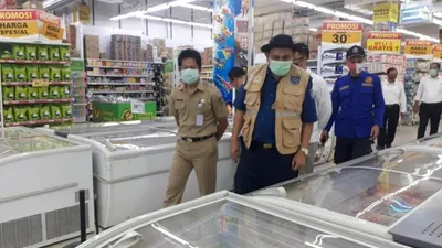 Super market Giant Ekstra Margocity Mall kembali dibuka, Selasa, (25/8) kembali dibuka setelah sebelumnya ditutup sementara sejak 19 Agustus 2020.  Foto: Rusdi Nurdiansyah/Republika