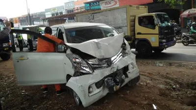 Mobil dievakuasi petugas (ayobogor.com)