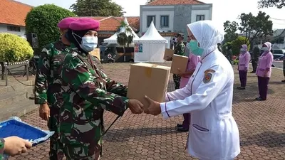 Komandan Denma Mabesal Kolonel Marinir Umar Faroug dan Danrumkital Marinir Cilandak Kolonel Laut (K/W) dr Jati Berandini Prastiwi saat serah terima bantuan suplemen vitamin dari KSAL (Dispen Kormar)