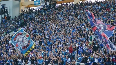 Suporter Arema saat mendukung tim kesayangannya di Stadion Moh Soebroto, Magelang dalam kompetisi Liga 1 musim 2019. (Ayojakarta/Budi Cahyono)