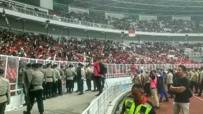 Kerusuhan mewarnai pertandingan kualifikasi Piala Dunia 2022 Zona Asia grup G antara Indonesia melawan Malaysia di Stadion Utama Gelora Bung Karno, Senayan, Jakarta Pusat, Kamis (5/9/2019)/Ayojakarta.com