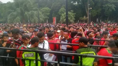 Ribuan suporter Timnas hendak masuk ke Stadion Utama Gelora Bung Karno/Ayojakarta.com