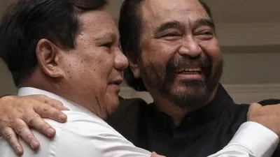 Ketua Umum Partai Nasdem, Surya Paloh (kanan), memeluk Ketua Umum Partai Gerindra, Prabowo Subianto, usai pertemuan mereka di kediaman Paloh, di kawasan Permata Hijau, Jakarta, Minggu (13/10/2019)/Antara Foto