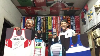 Mayor Haristanto membawa singlet yang dikenakan Suryo Agung saat meraih medali emas SEA Games 2007 di Laos (kiri)