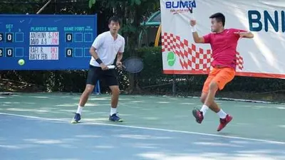 Ganda putra bersaudara unggulan pelatnas David Agung Susanto (kiri) dan Anthony Susanto (kanan) bertanding dalam gelaran BNI Tennis Open 2019 di Jakarta. (Beritasatu Photo / Hendro D Situmorang )
