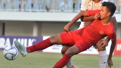 Sutan Diego Zico menahan bola dari penjagaan pemain lawan dalam laga persahabatan internasional di Stadion Mandala Krida, Yogyakarta, tahun lalu. (Ayojakarta.com/Budi Cahyono)