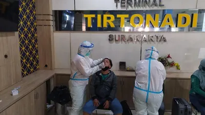 Pemudik tengah menjalani rapid test antigen yang dilaksanakan pengelola Terminal Tipe A Tirtonadi, Kota Solo,Kamis (24/12/2020). (ist)
