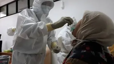 Petugas kesehatan sedang mengetes swab salah satu karyawan / beritajakarta.id