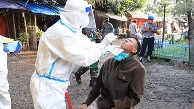 Warga di area Pasar Baru, Kabupaten Indramayu, menjalani tes swab massal. (ist)