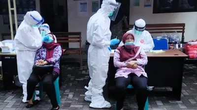 Pengambilan sampel para nakes dan tenaga pendukung di Puskesmas Gunungsari, Kota Cirebon. (ist)