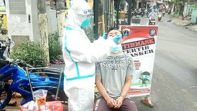 Warga yang terjaring razia dan diperiksa swab test di Kalisari, Pasar Rebo/dok: timur.jakarta.go.id