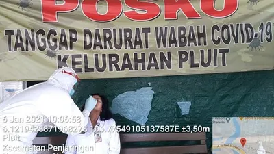 Puluhan ASN dan petugas PJLP menjalani tes swab PCR di halaman Kantor Kelurahan Pluit, Jakarta Utara/dok: utara.jakarta.go.id